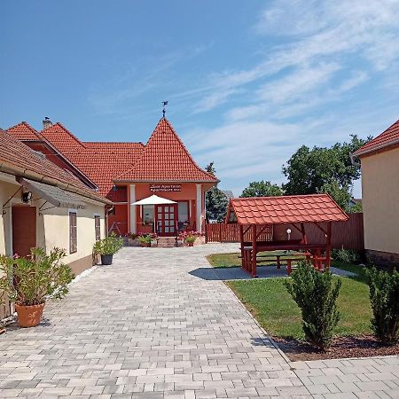 Lívia Apartman Buk Exterior foto