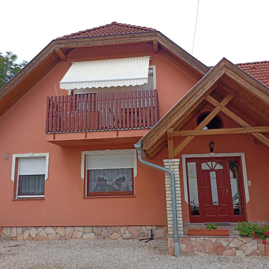 Lívia Apartman Buk Exterior foto