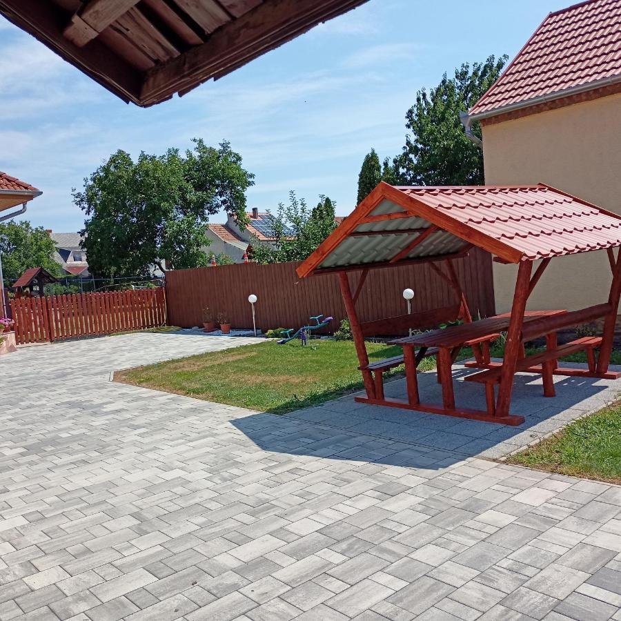 Lívia Apartman Buk Exterior foto